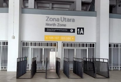 Jalur antre barikade di gerbang tribun Zona Utara